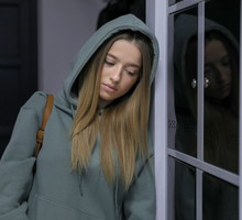 Smutna młoda kobieta w bluzie z kapturem