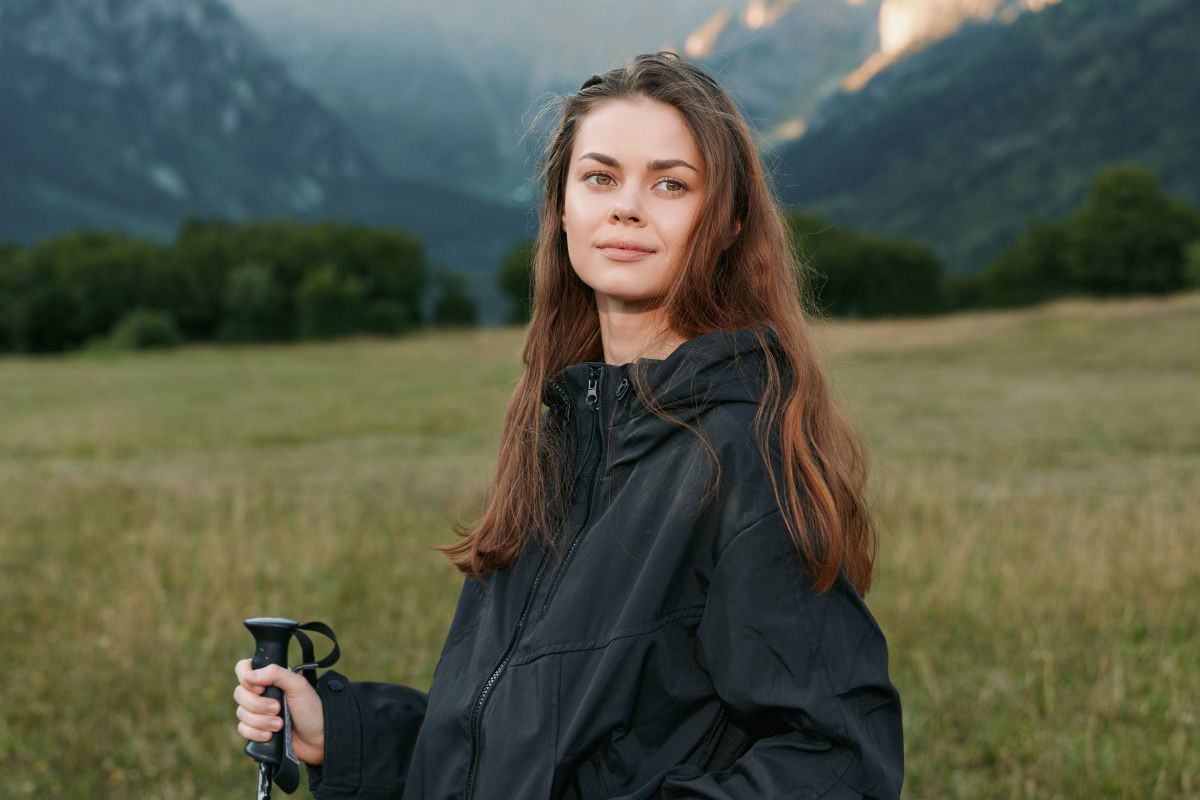 Zadowolona kobieta w górach