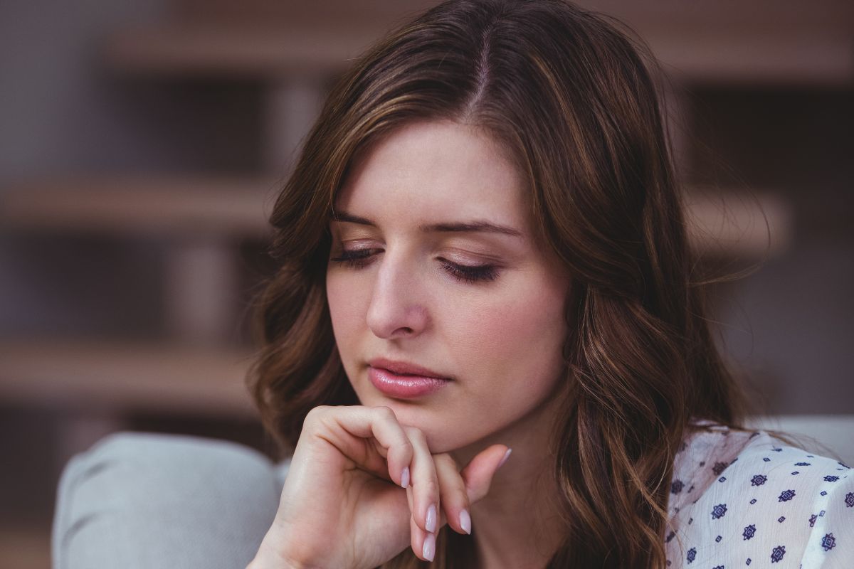 Zamyślona kobieta