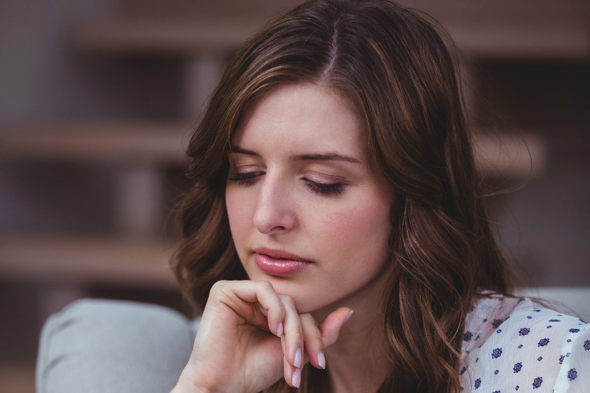 Zamyślona kobieta
