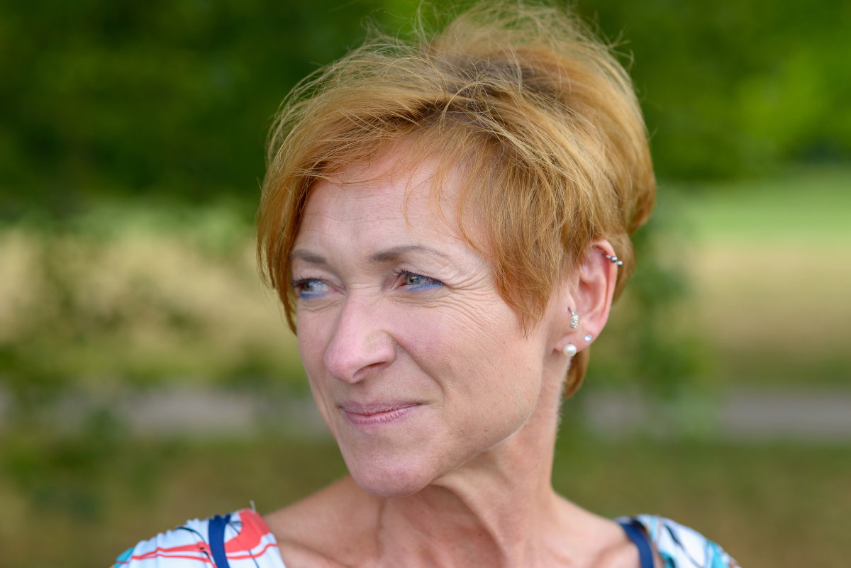 zamyślona kobieta