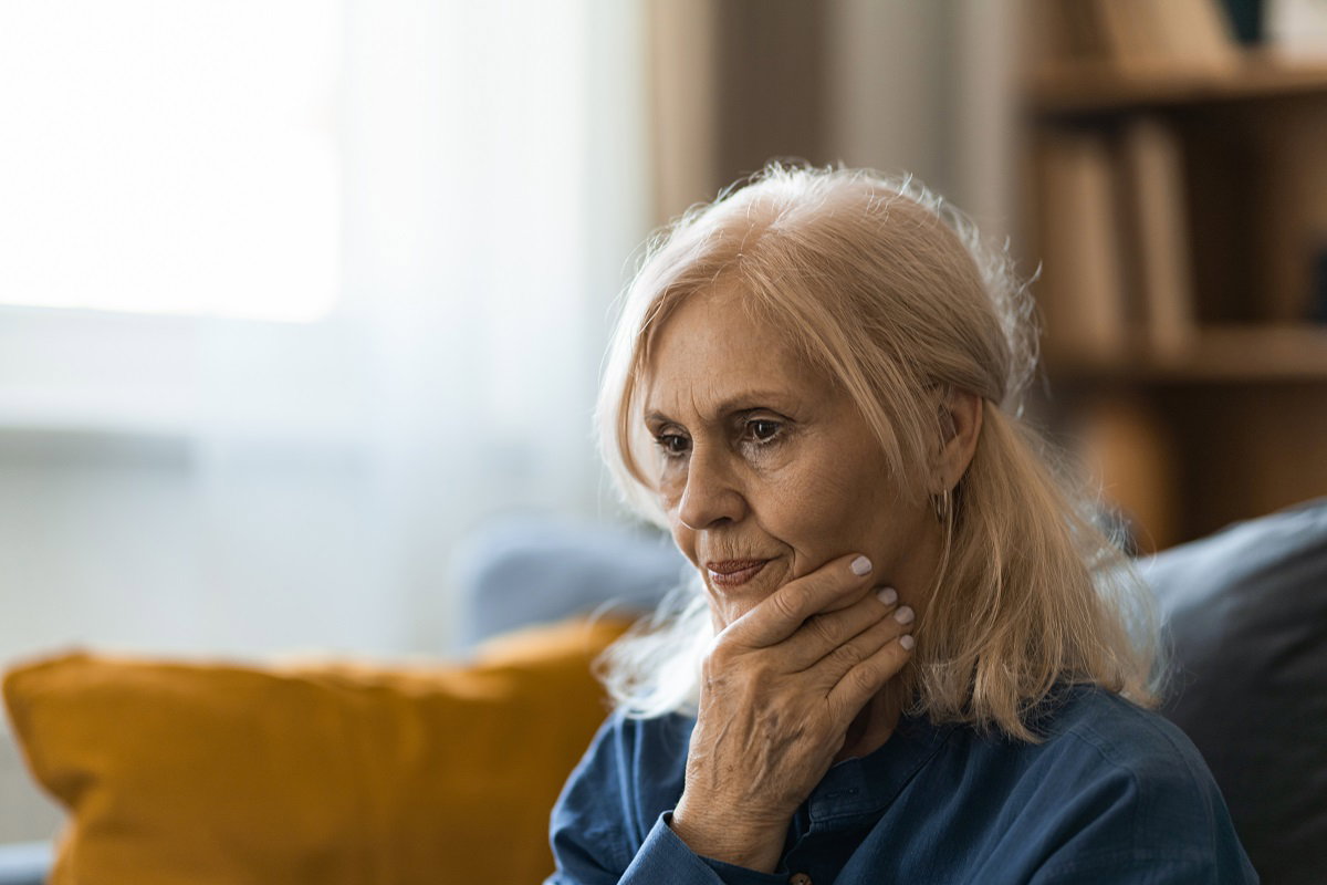 zmartwiona seniorka