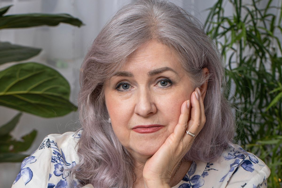 Zmartwiona starsza kobieta