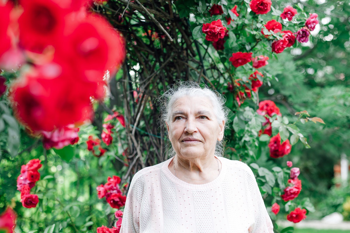 seniorka w ogrodzie