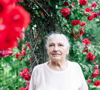 seniorka w ogrodzie