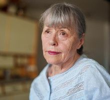 smutna seniorka
