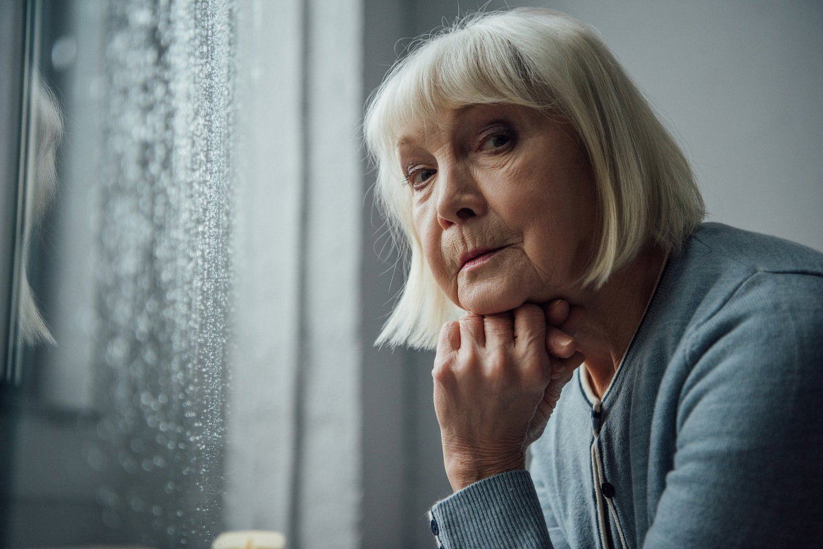 zamyślona seniorka