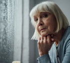 zamyślona seniorka