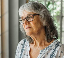 kobieta 60+ smutna