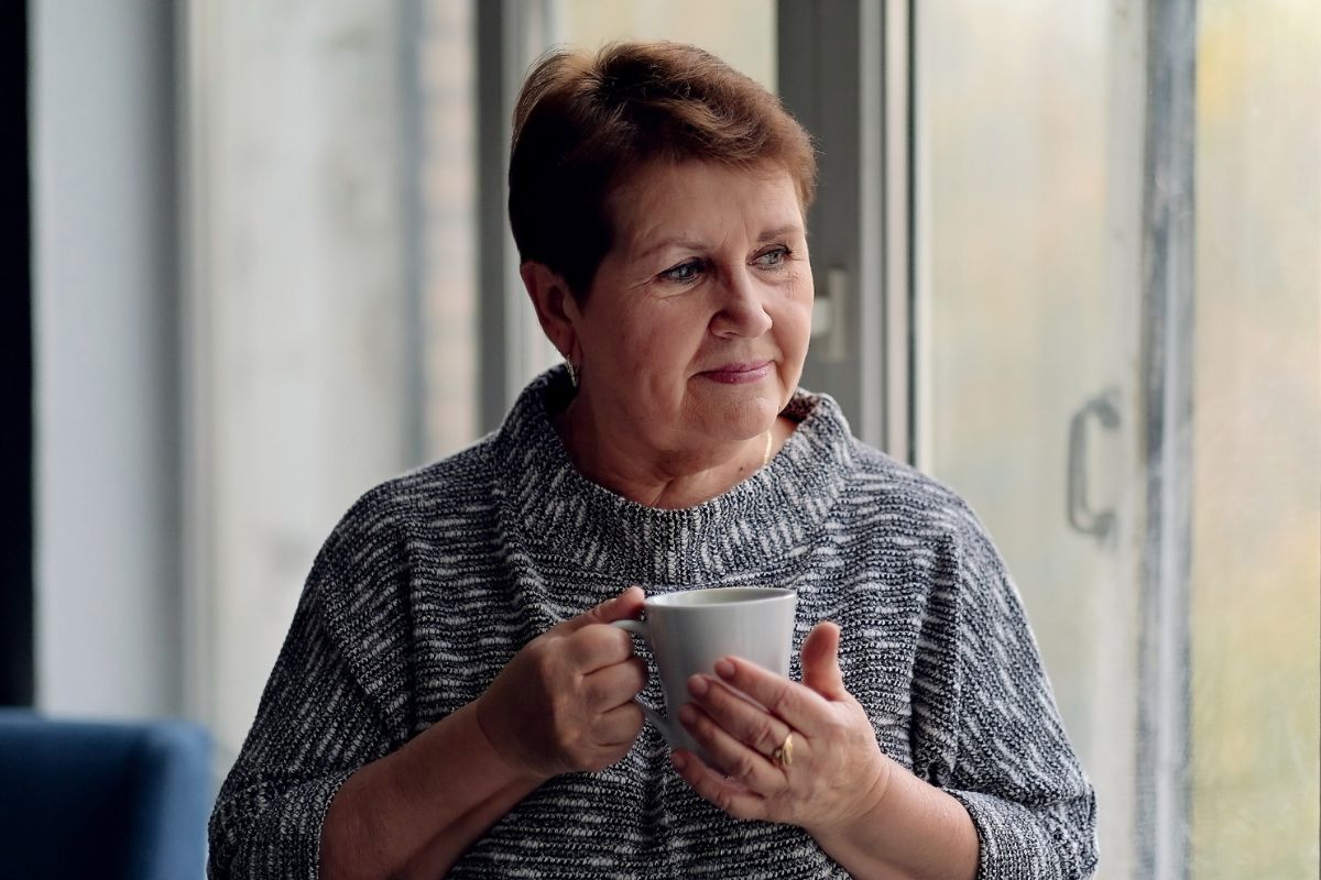 kobieta 60+ smutna