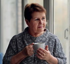kobieta 60+ smutna