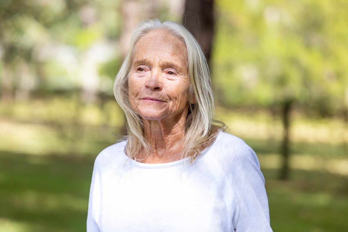 kobieta 60+ smutna