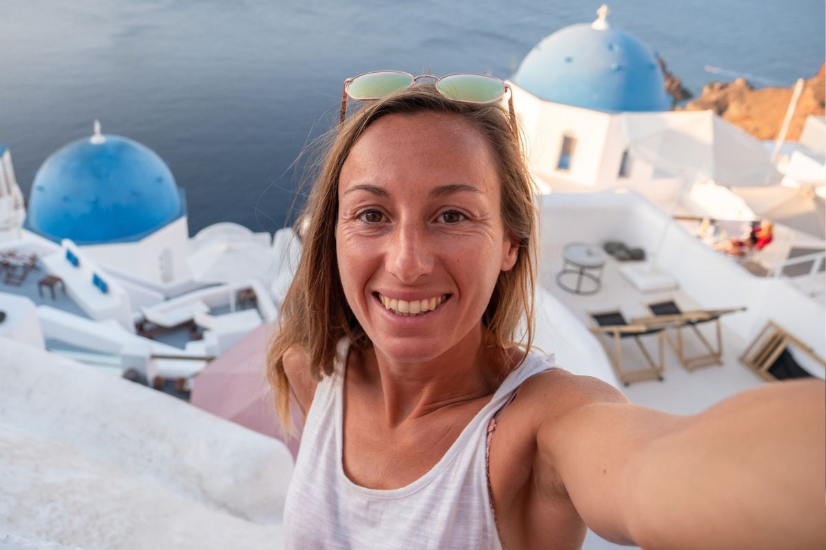 kobieta szczęśliwa santorini