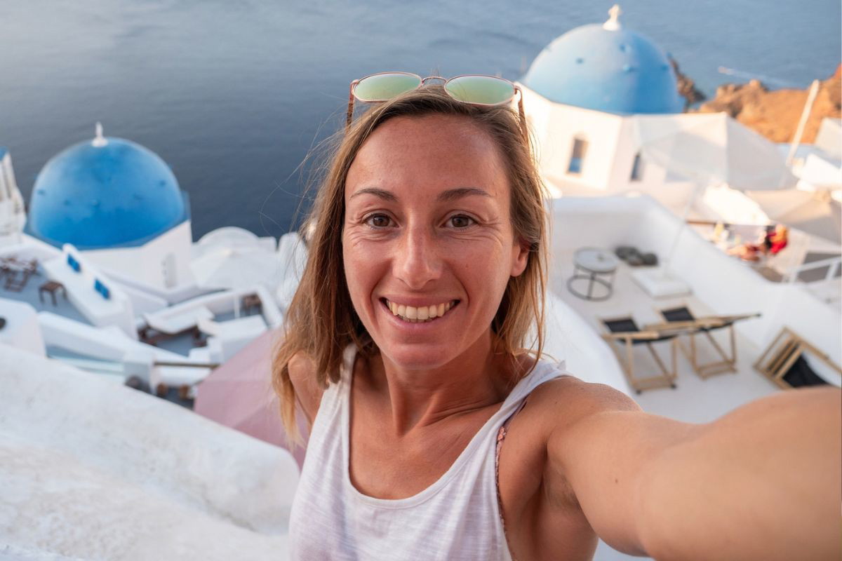 kobieta szczęśliwa santorini
