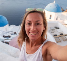 kobieta szczęśliwa santorini