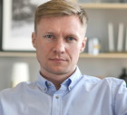 mężczyzna blondyn