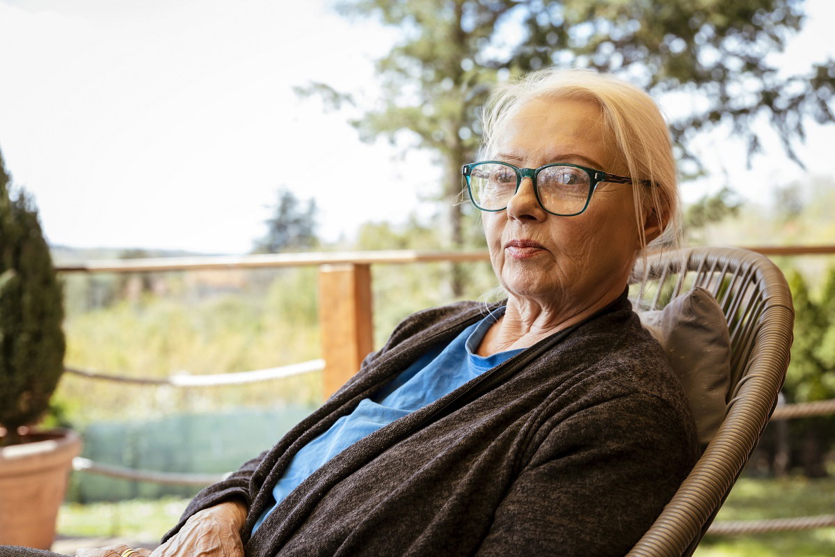seniorka na tarasie