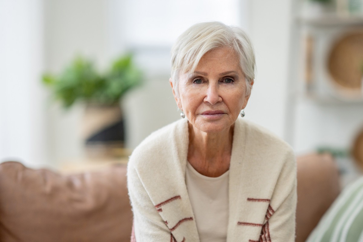 seniorka w salonie