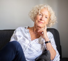 seniorka w salonie