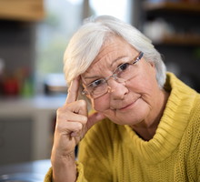 smutna seniorka