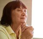smutna starsza kobieta