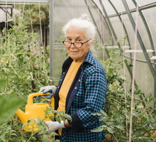 starsza kobieta w ogrodzie