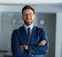 Zadowolony mężczyzna na tle szklanych drzwi