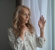 kobieta 50+ poważna
