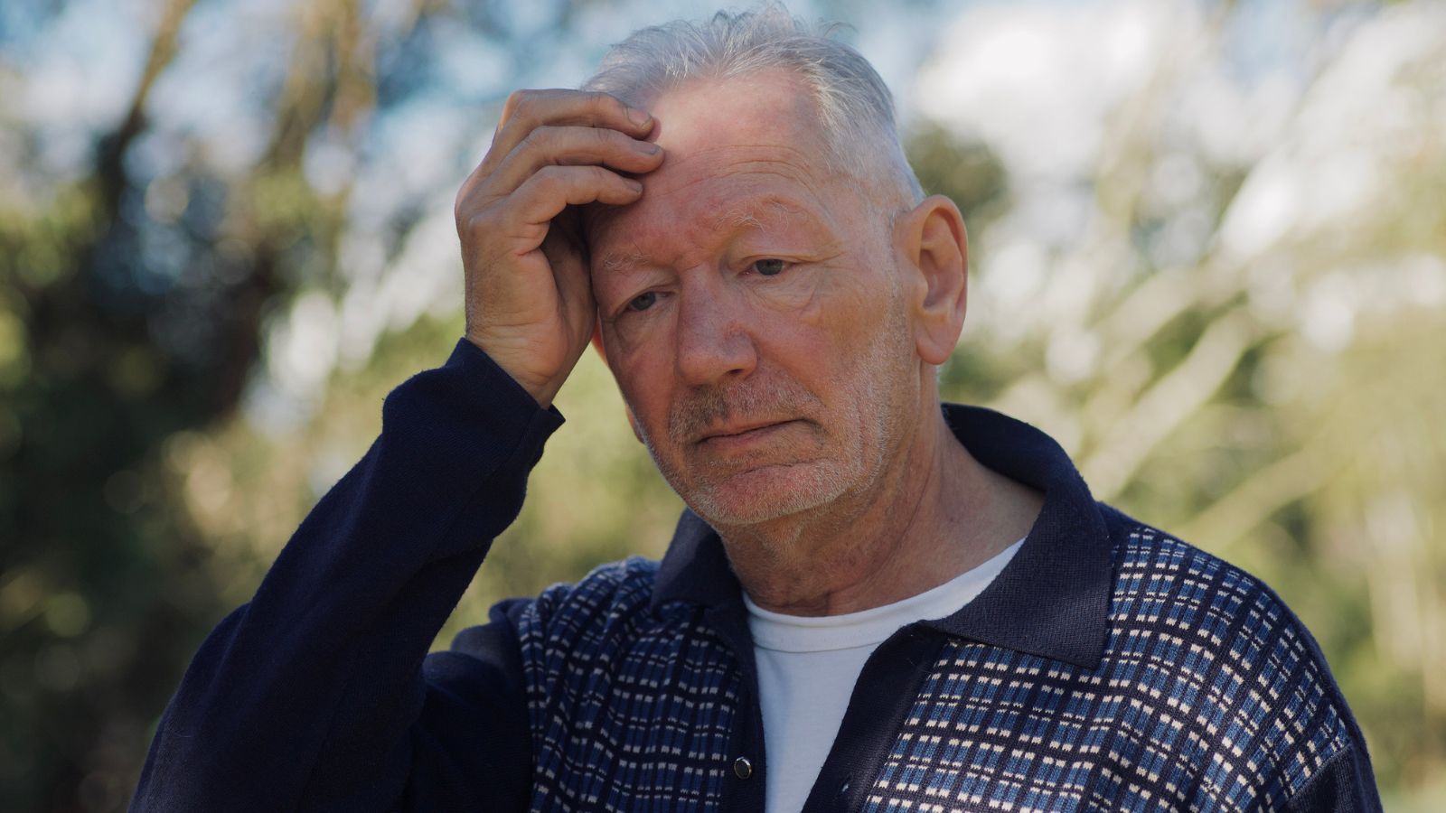 mężczyzna 60+ zmartwiony