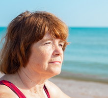 seniorka nad morzem