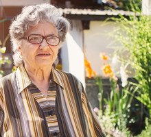seniorka w ogrodzie przed domem