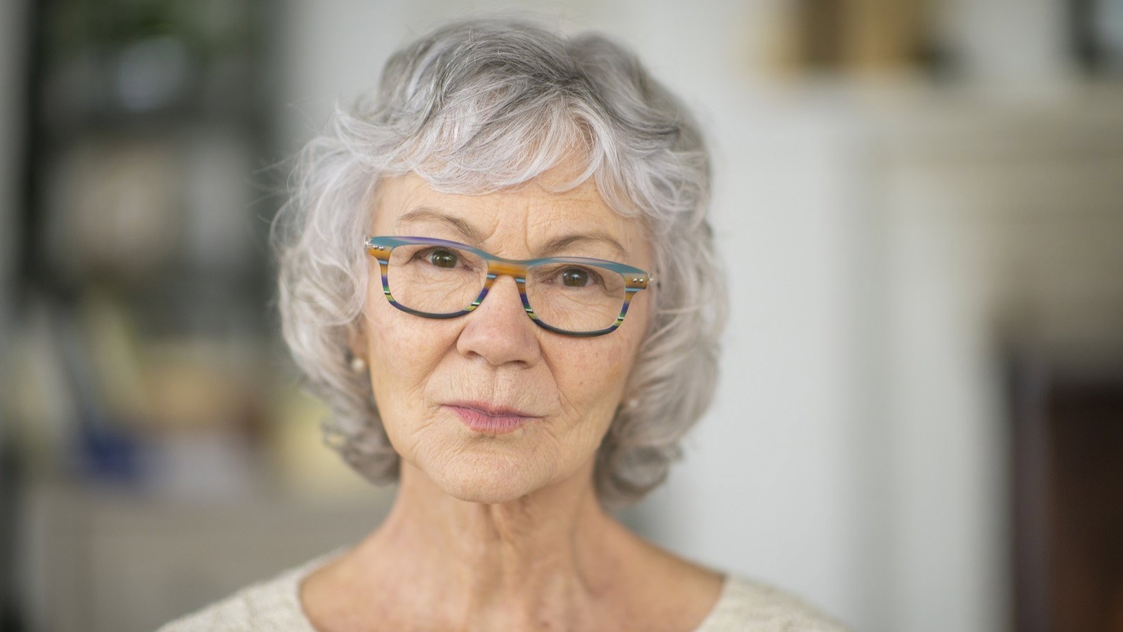 smutna seniorka