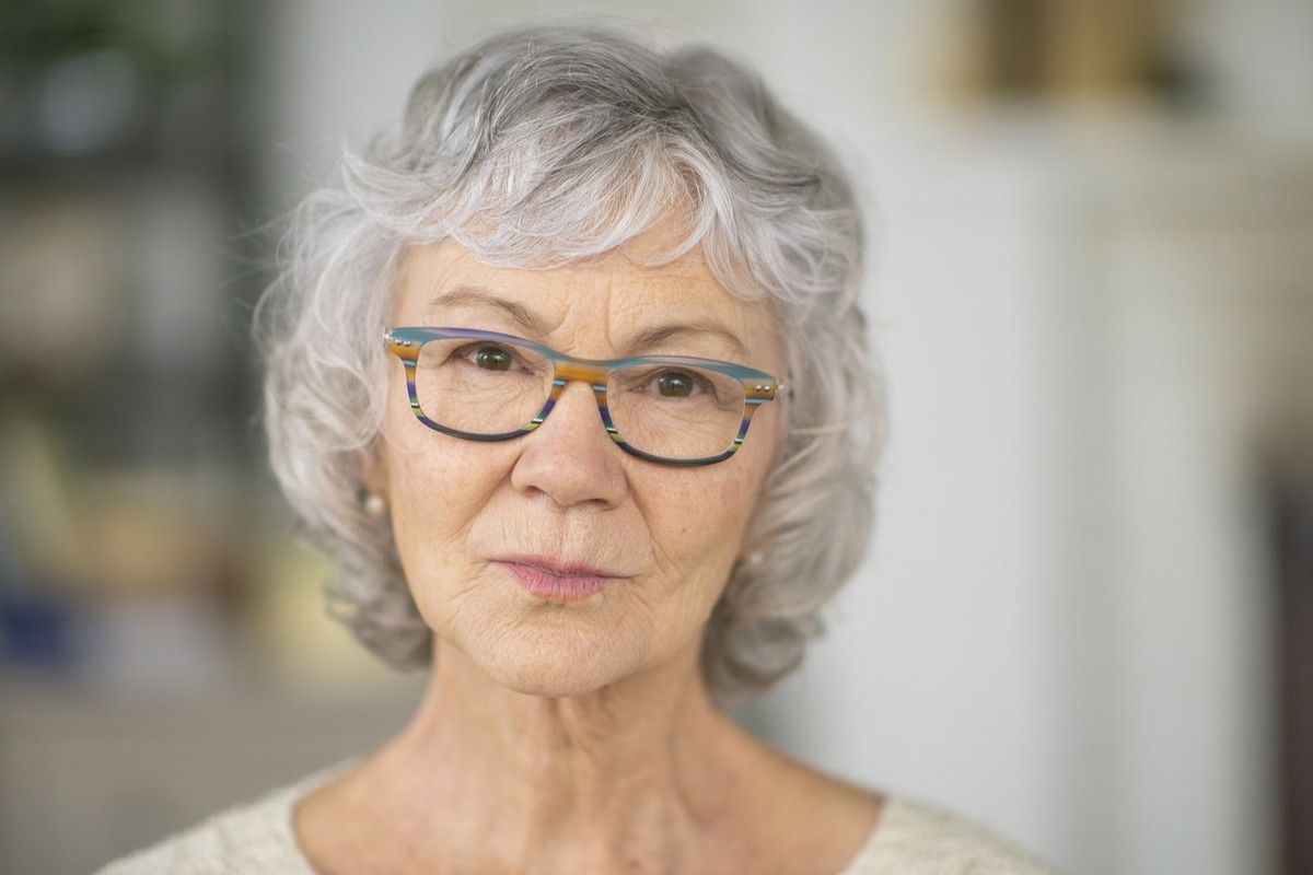 smutna seniorka