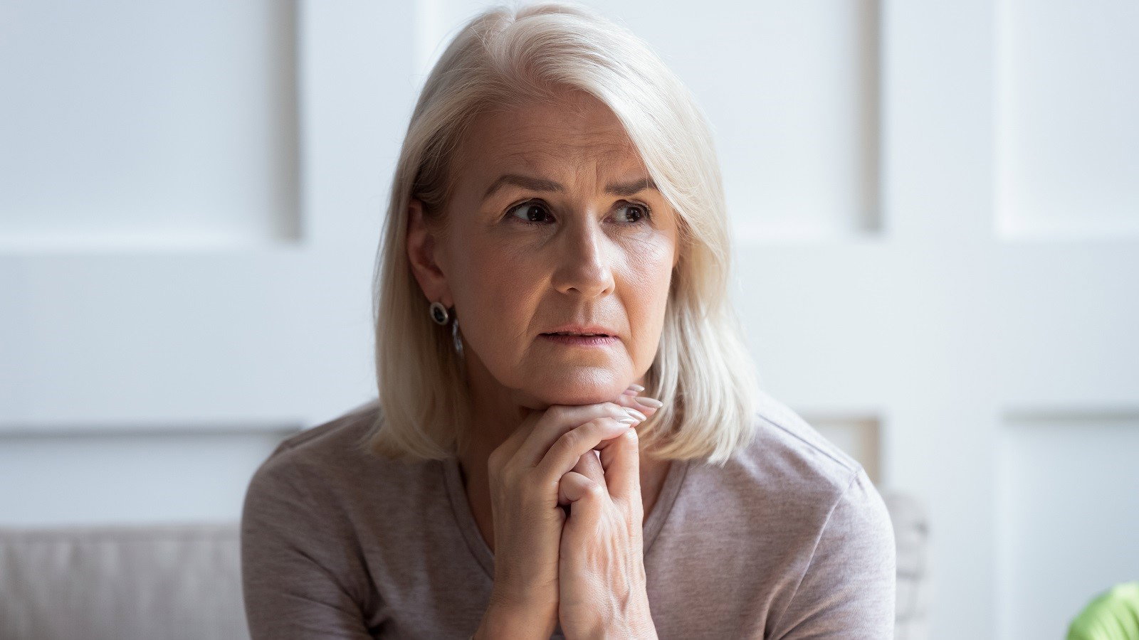zamyślona seniorka