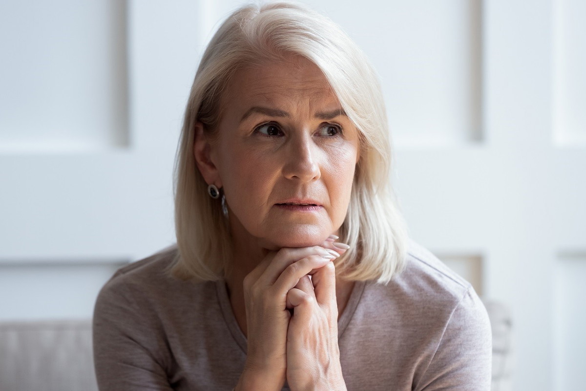 zamyślona seniorka