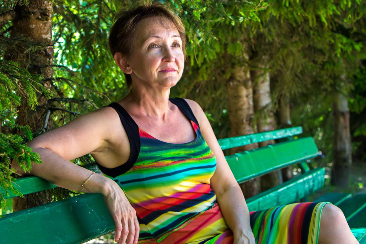 kobieta 60+ poważna