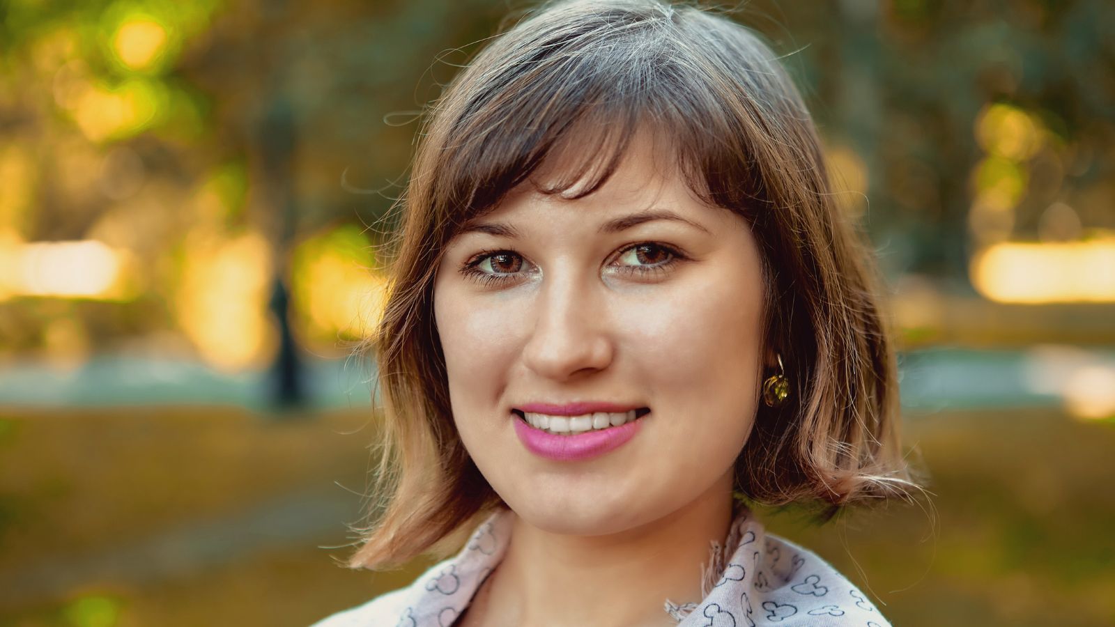 usmiechnieta dziewczyna
