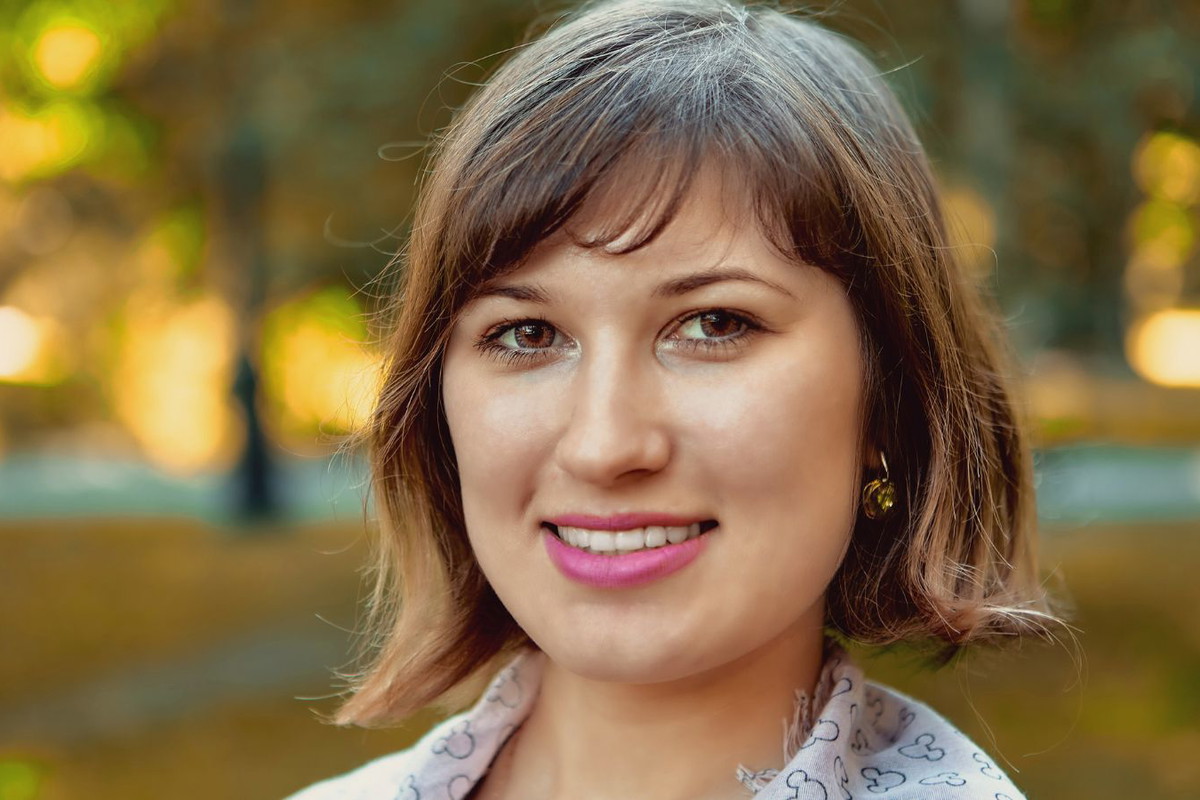 usmiechnieta dziewczyna