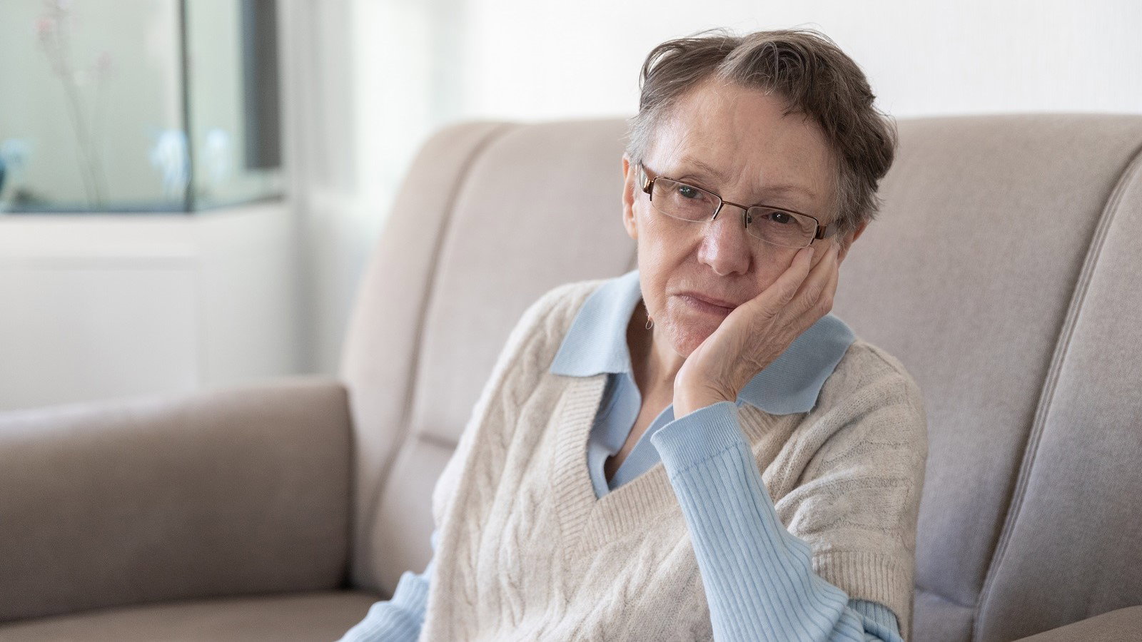zmartwiona seniorka