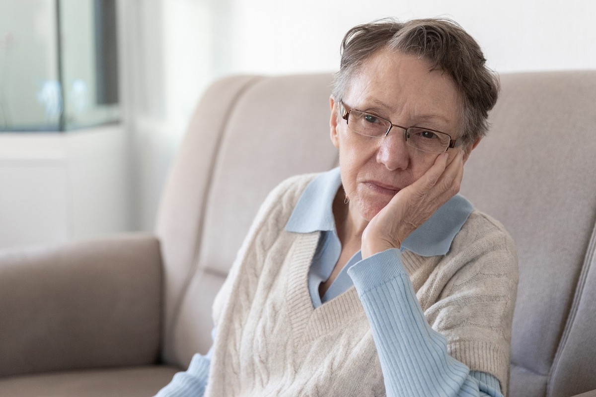 zmartwiona seniorka