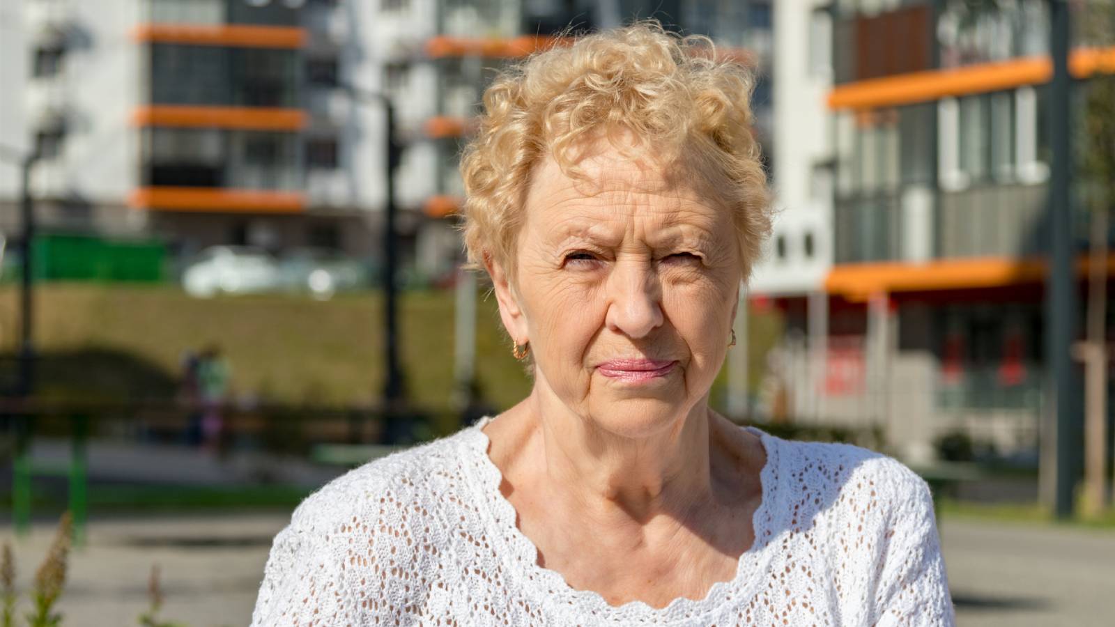 kobieta 60+ poważna