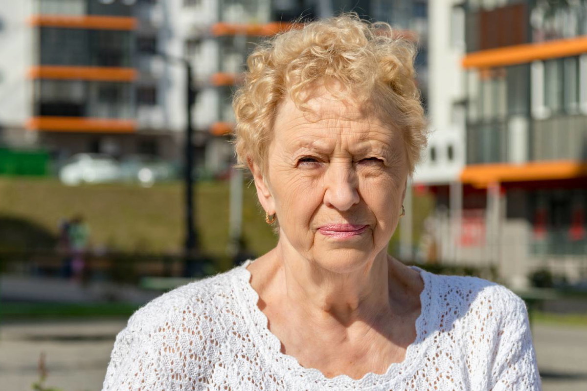 kobieta 60+ poważna