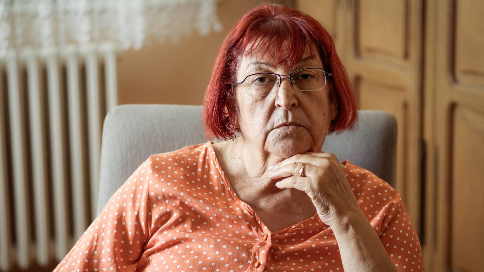 kobieta 60+ poważna