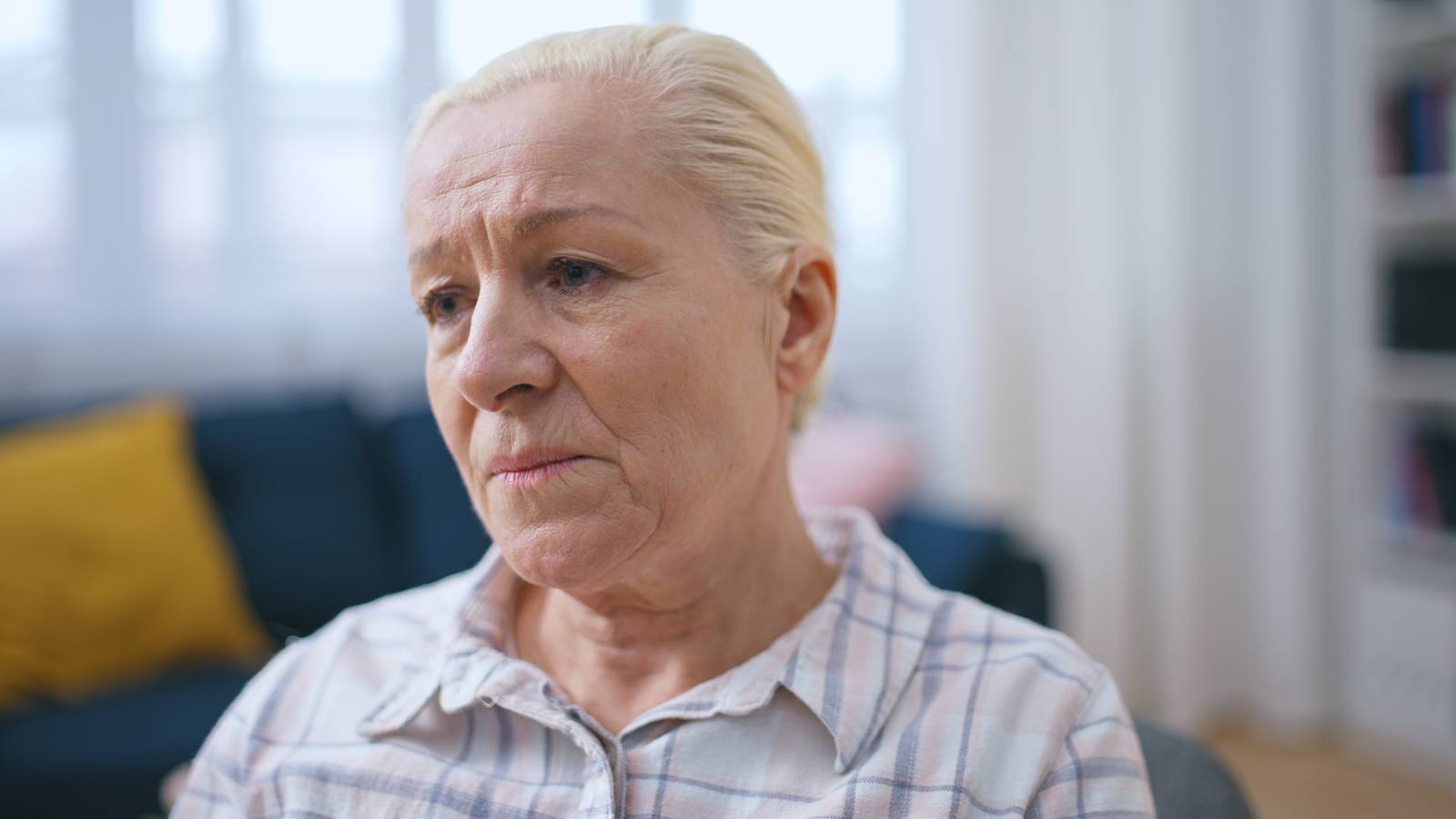 kobieta 60+ załamana