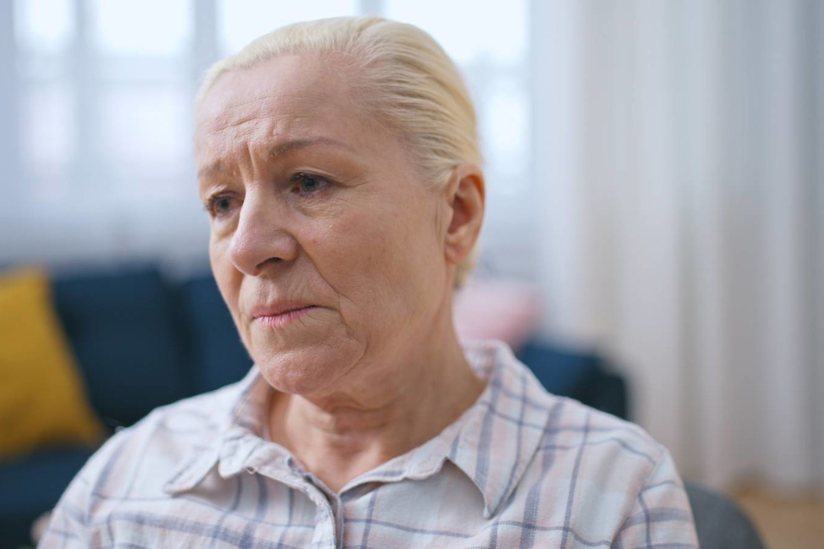 kobieta 60+ załamana