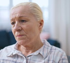 kobieta 60+ załamana