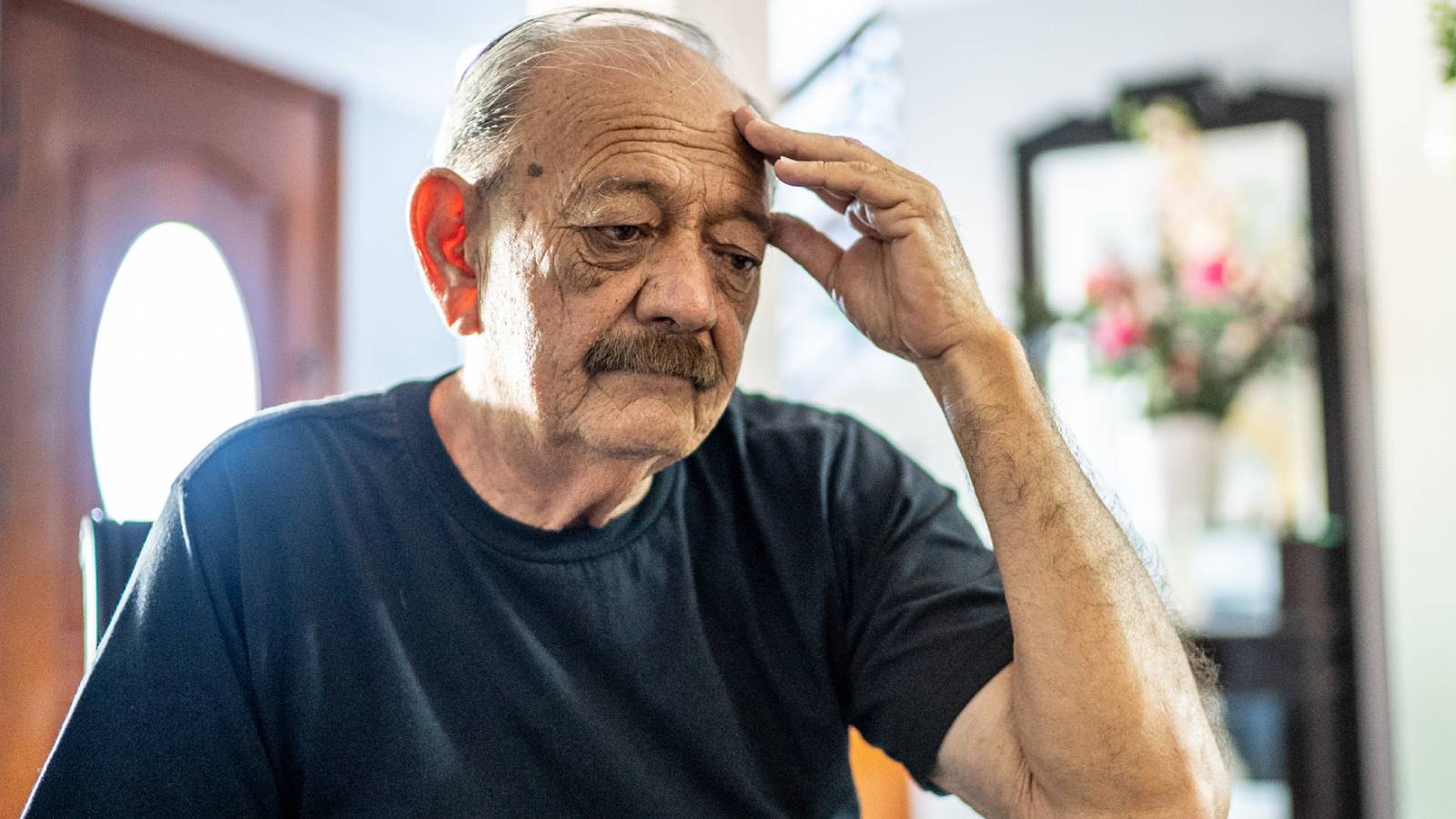 mężczyzna 70+ załamany