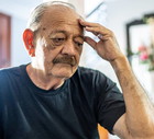 mężczyzna 70+ załamany