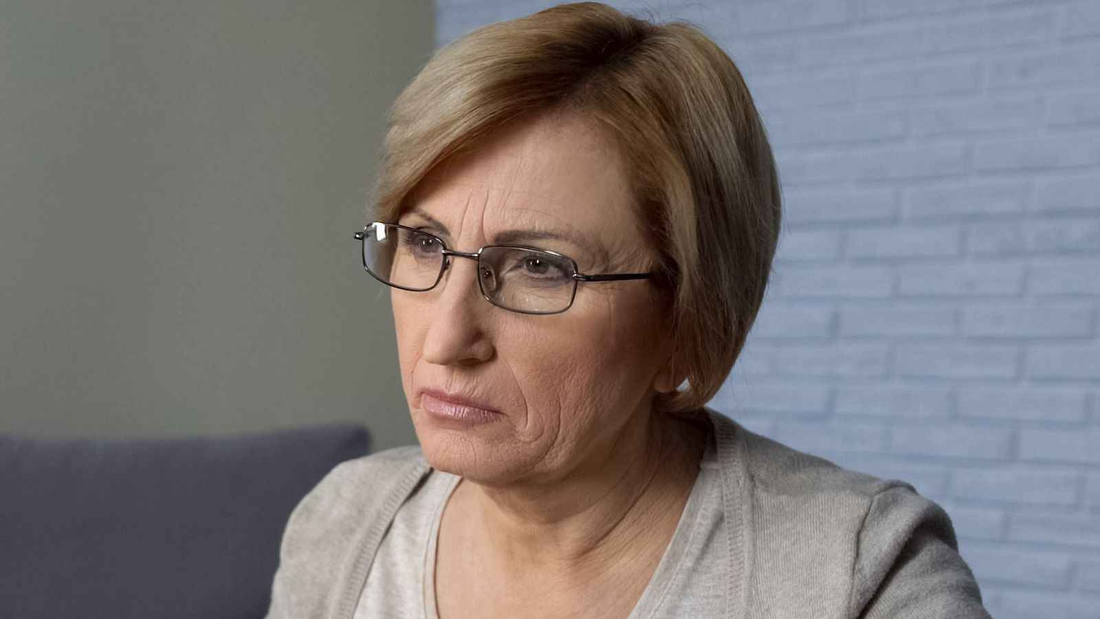 Niezadowolona starsza kobieta