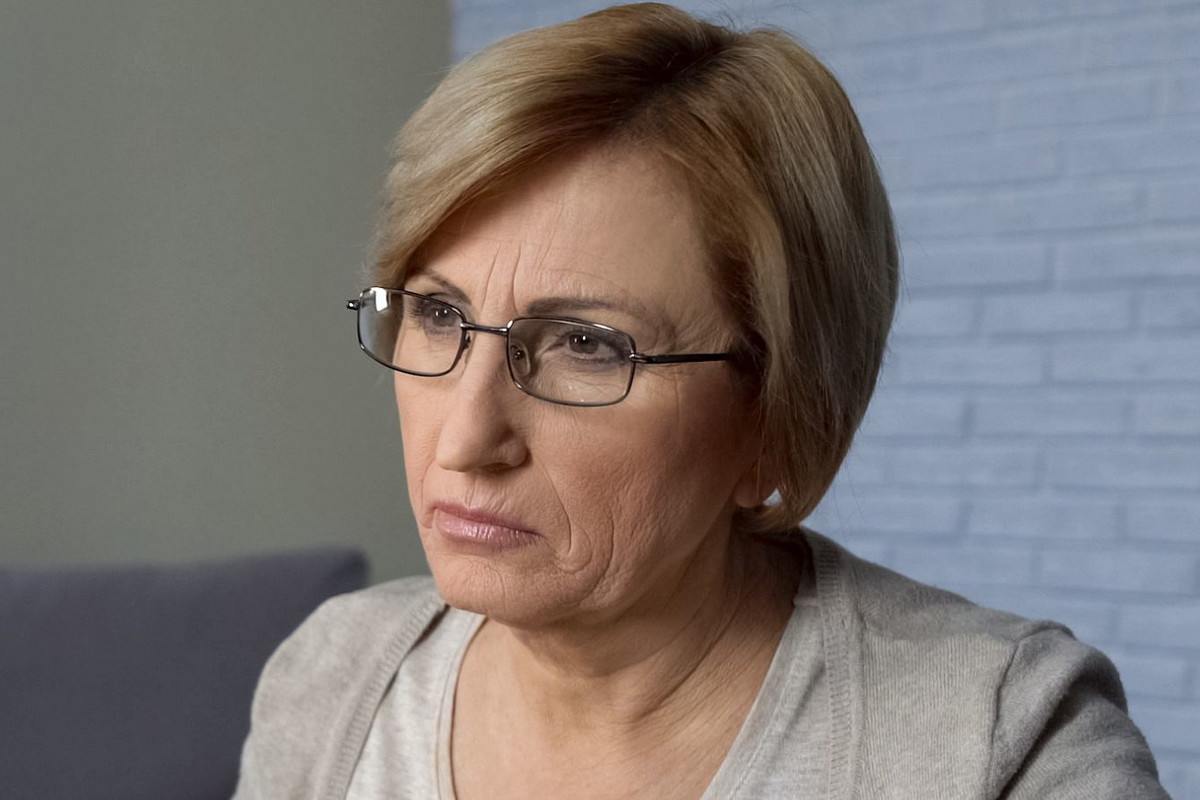 Niezadowolona starsza kobieta